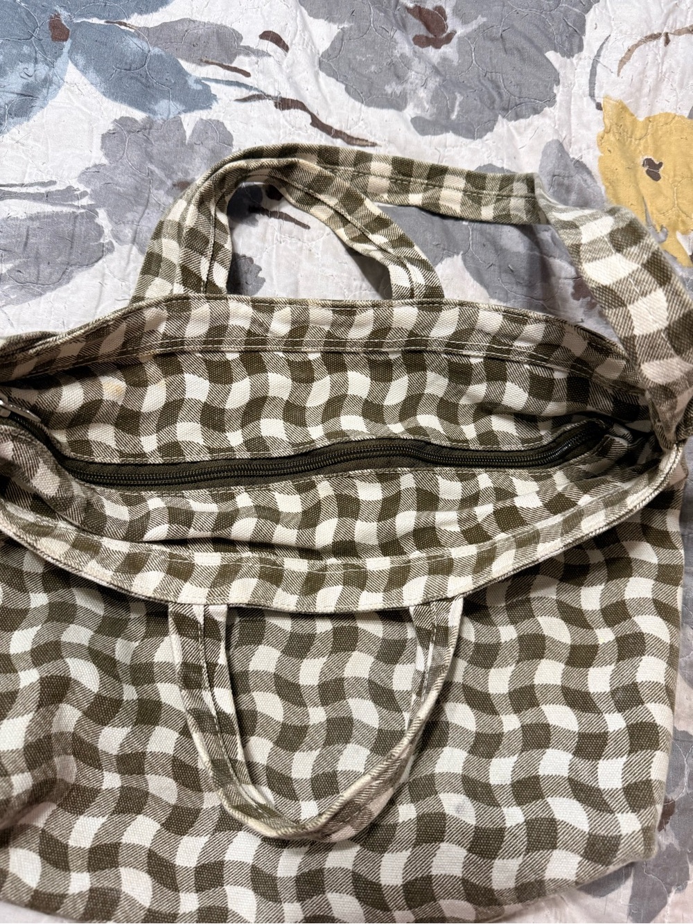 BAGGU Olive and Cream Wavy Check Canvas Tote - Picture 2 of 3